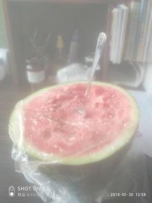 难过吃瓜的图片