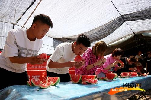 纳凉吃瓜照片高清,高清照片中的清凉时光