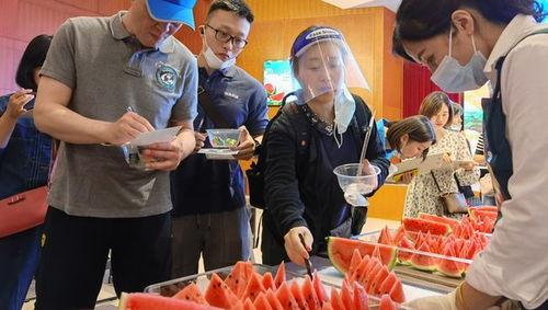 商场阿姨吃瓜,揭秘生活中的小确幸