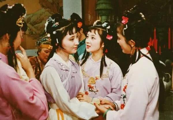 王夫人请黛玉吃瓜,共品瓜果佳肴