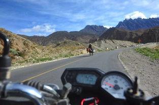 摩旅第三天晴晴路边吃瓜,路边瓜香四溢，共享美好时光