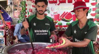 街头路人吃瓜,路人围观，吃瓜群众热议一幕  第2张